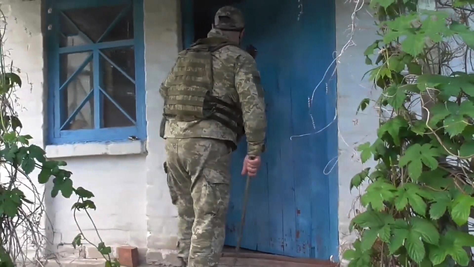 Покинуті будинки на Донбасі стають складами боєприпасів: фото, відео