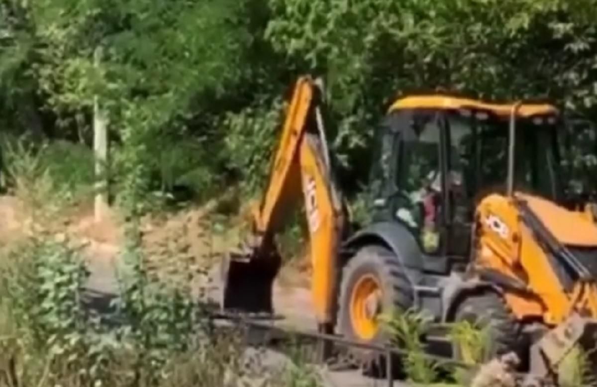 У Києві люди руйнують відремонтовану дорогу, щоб не було шуму – відео У Києві люди руйнують відремонтовану дорогу, щоб не було шуму – відео