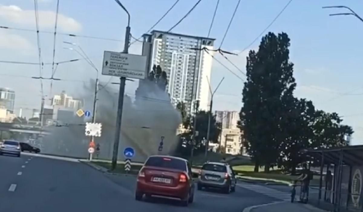 У Києві на проспекті Перемоги 05.08.2020 утворився гейзер: відео У Києві на проспекті Перемоги 05.08.2020 утворився гейзер: відео