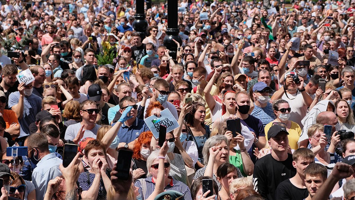 У Хабаровську придумали, як боротися з протестувальниками – на їхньому шляху відкрили стічні люки У Хабаровську придумали, як боротися з протестувальниками – на їхньому шляху відкрили стічні люки