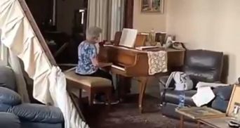 Квартиру пенсионерки разрушило от взрывов в Бейруте: ее реакцию сняли на видео