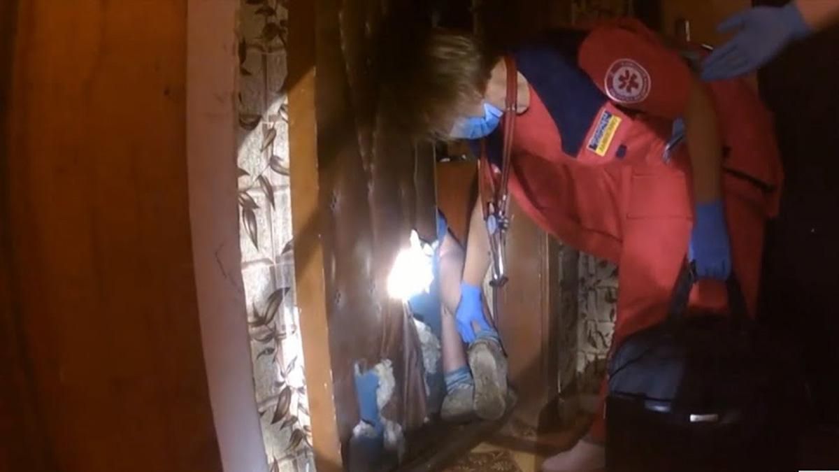 У Хмельницькому жінку притисло кілограмами сміття у власній квартирі - 24 Канал У Хмельницькому жінку притисло кілограмами сміття у власній квартирі - 24 Канал