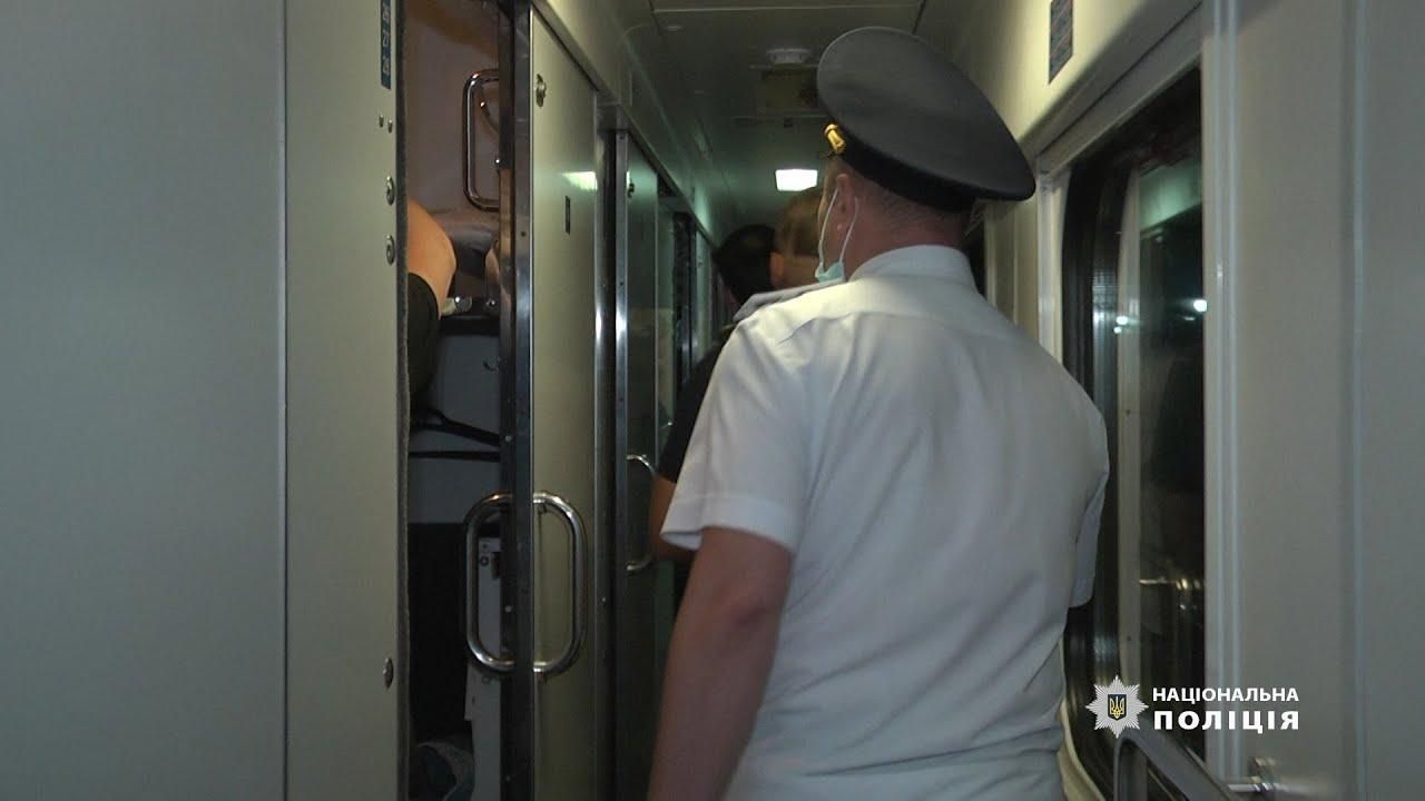 На Укрзалізниці стався новий інцидент з п'яними пасажирами у потязі: з'явилося відео