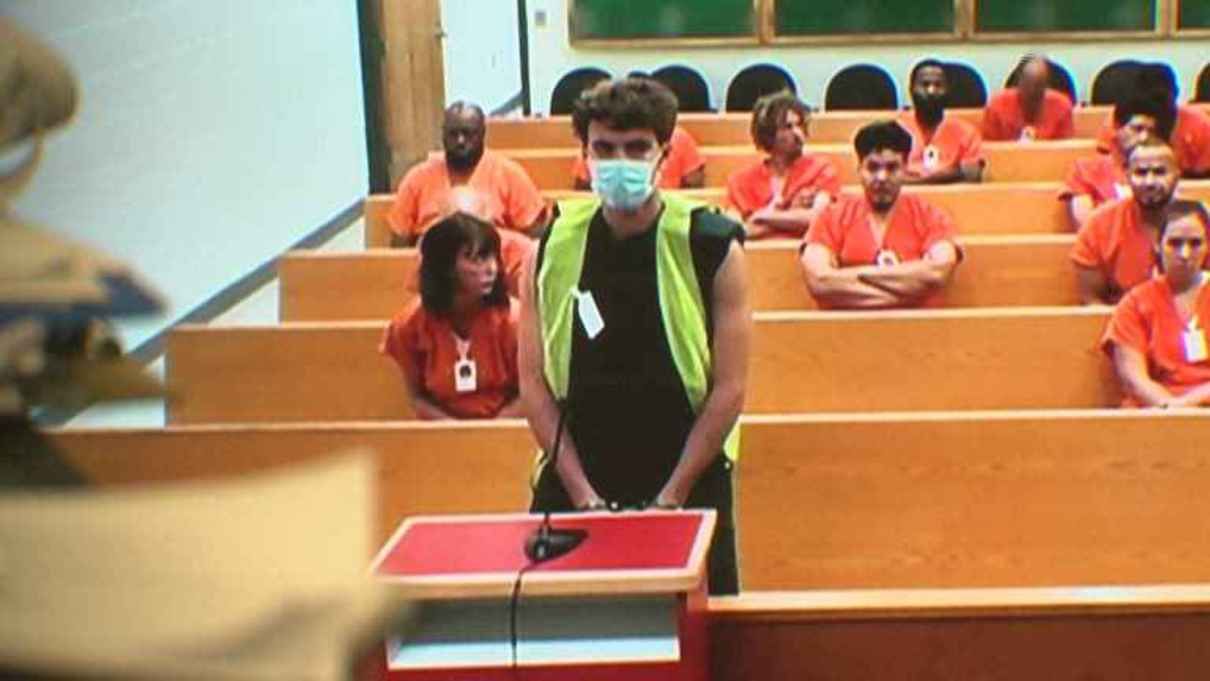 Онлайн-суд над підлітком, що ламав акаунти зірок, зірвали пранкери Онлайн-суд над підлітком, що ламав акаунти зірок, зірвали пранкери