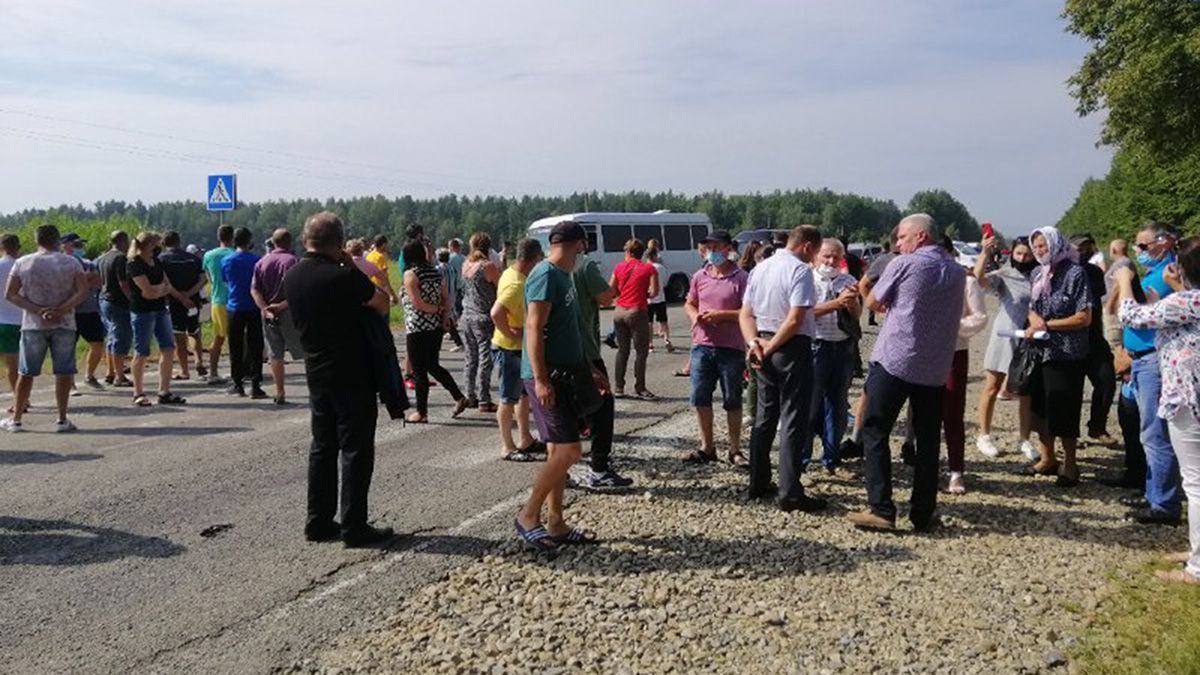 В Івано-Франківській області перекрили дорогу, вимагаючи відремонтувати її В Івано-Франківській області перекрили дорогу, вимагаючи відремонтувати її