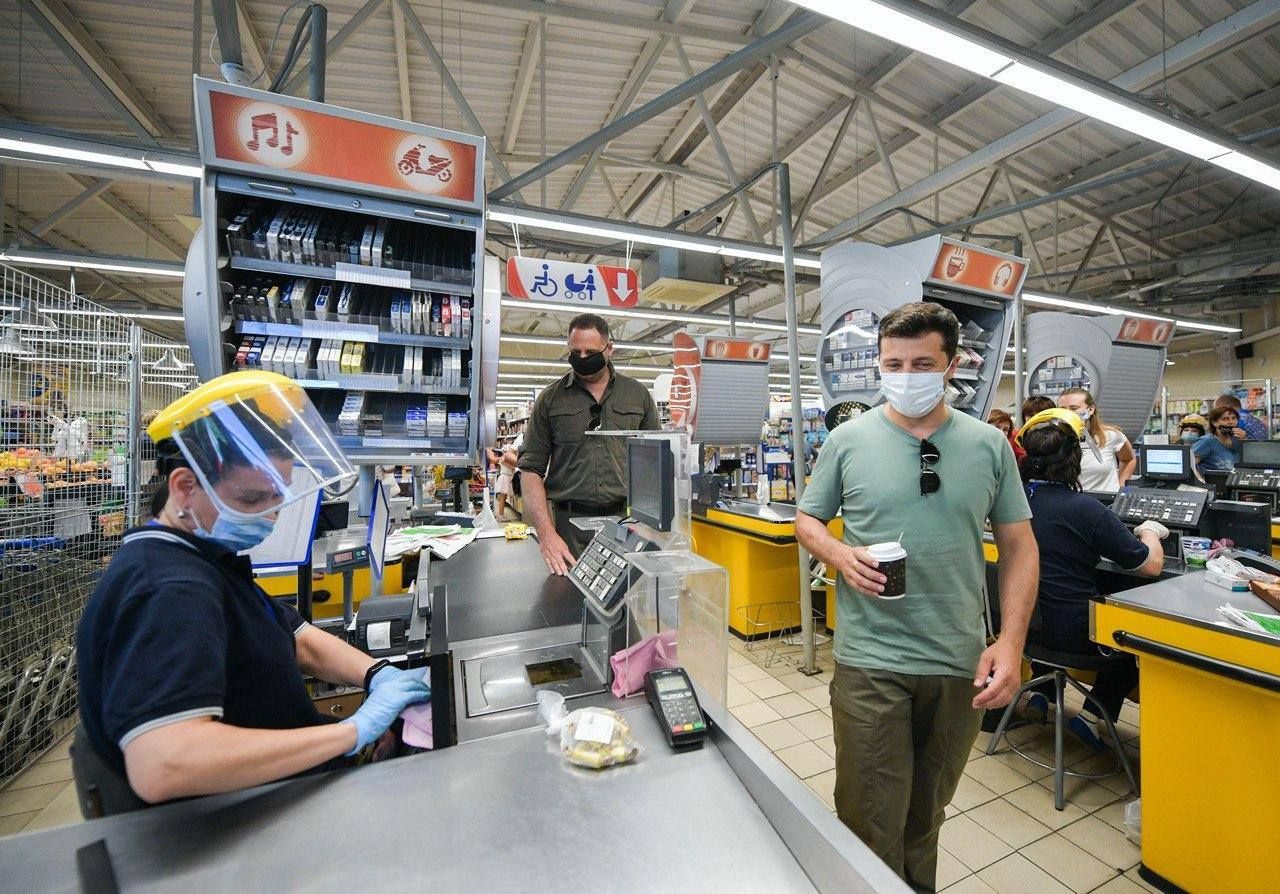 Купил кофе и сладостей: Зеленский сходил в магазин в Донецкой области