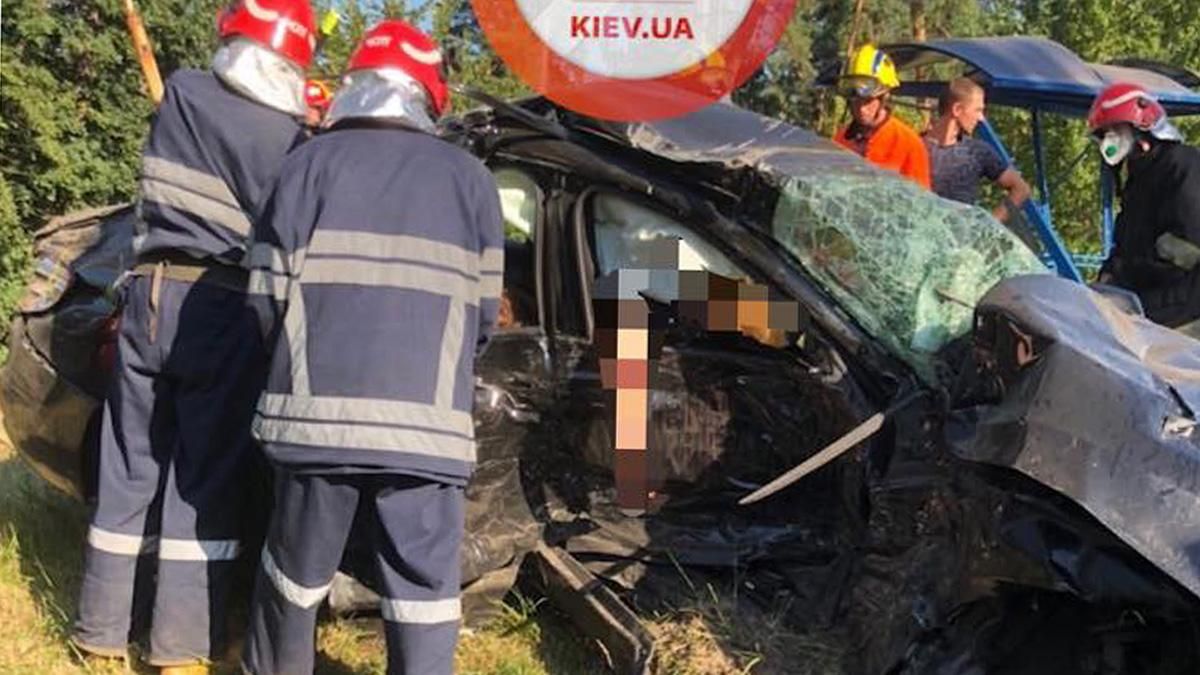 Смертельна ДТП під Києвом: 3 загиблих – фото і відео