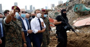 Разъяренная толпа в Бейруте: Макрон посетил город после взрыва