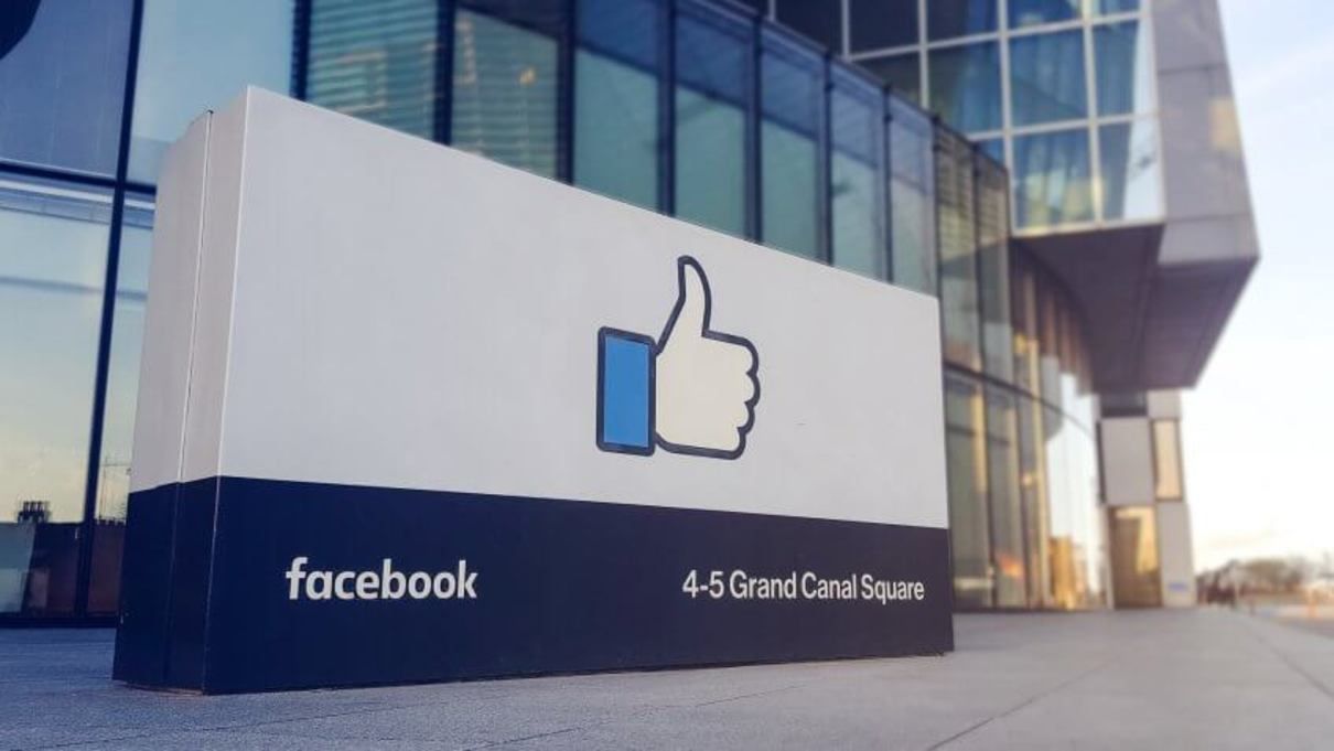 Facebook дозволив своїм співробітникам працювати вдома до липня 2021 Facebook дозволив своїм співробітникам працювати вдома до липня 2021