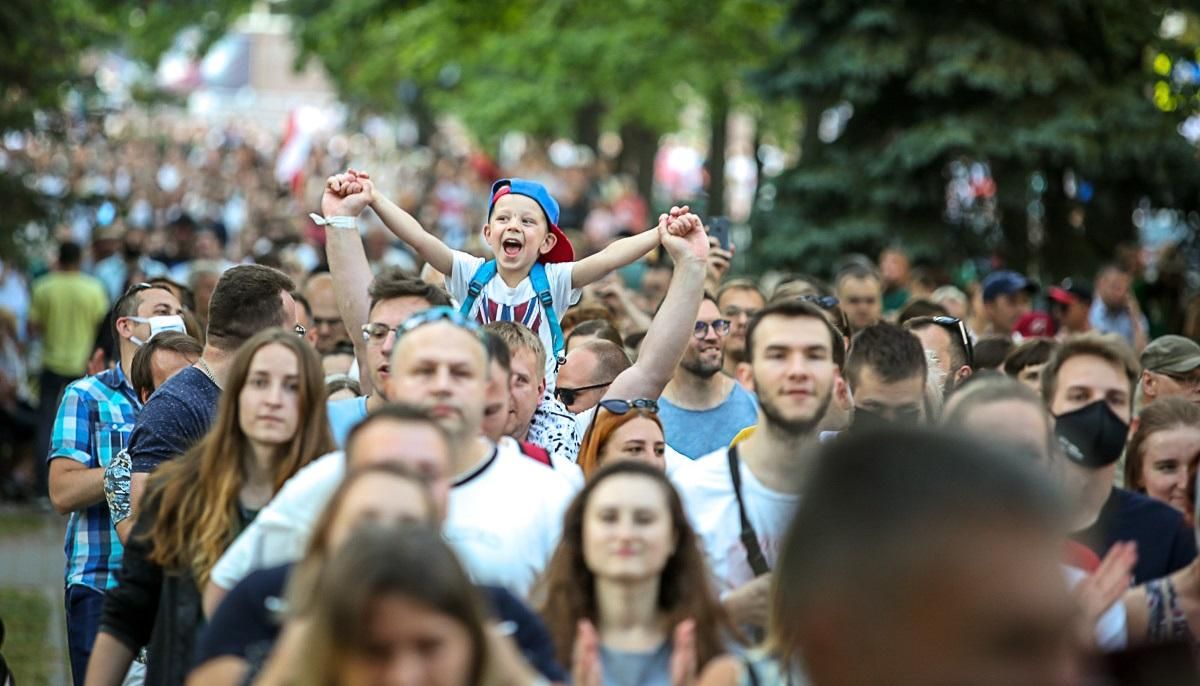 Під час виборів головна конкурентка Лукашенка зібрала багатотисячний мітинг: фото