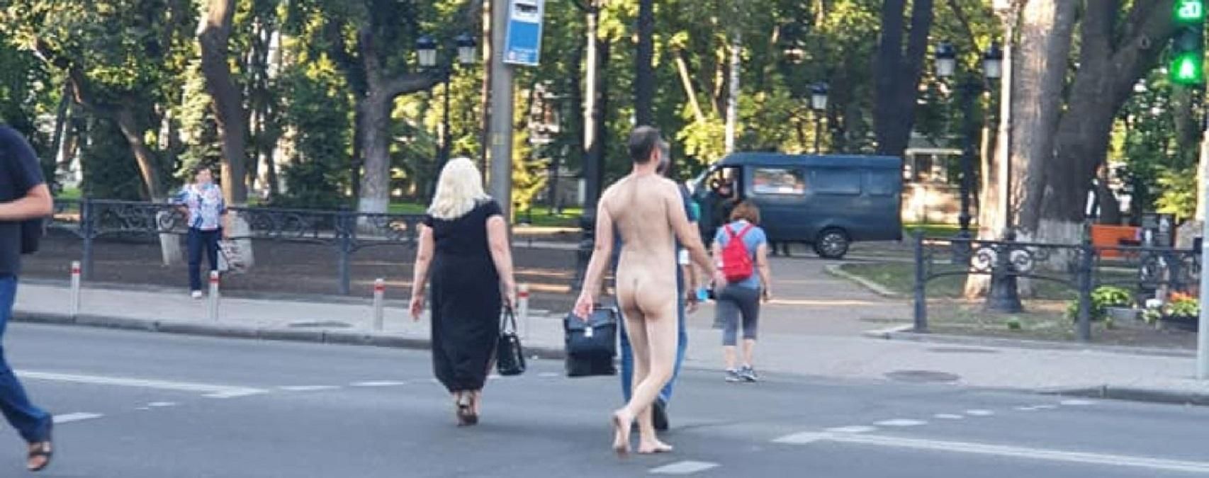Києвом знову розгулював голий чоловік: фото 18+