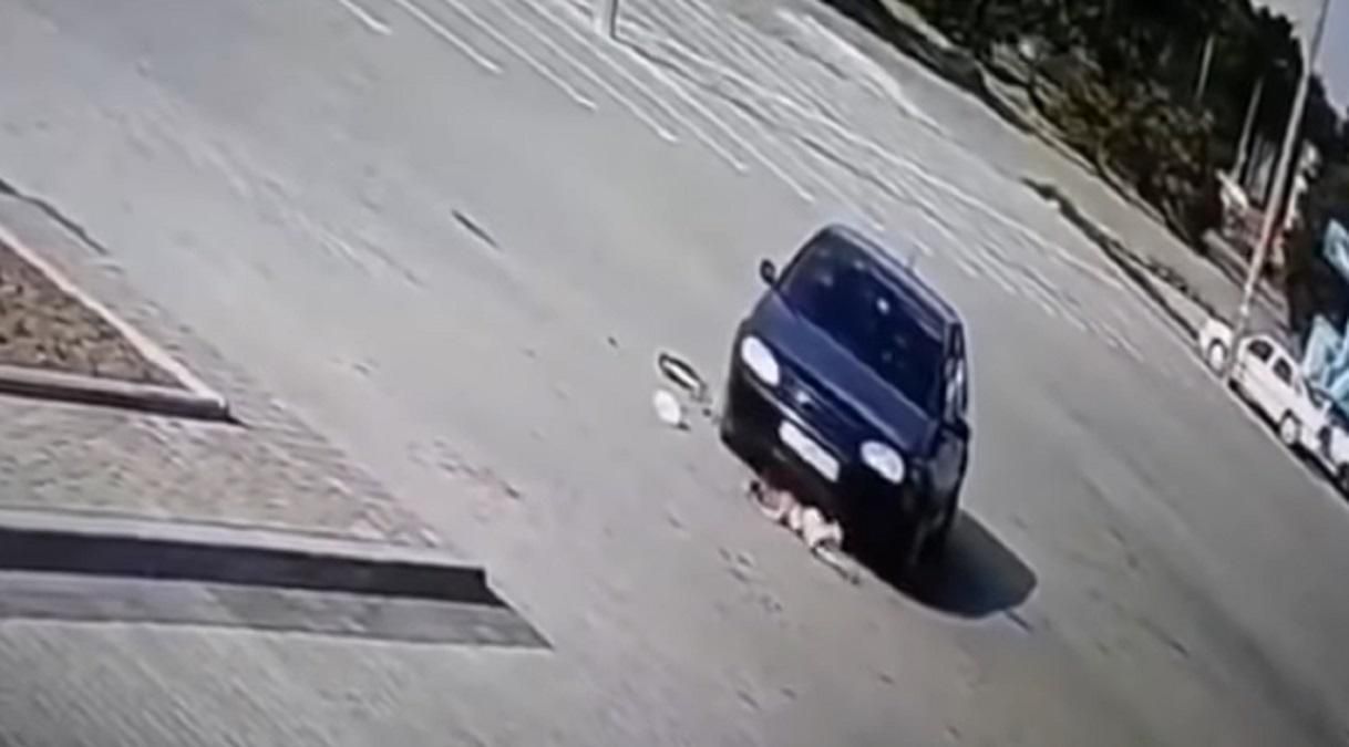 На Львівщині водій двічі переїхав 4-річну дитину: моторошне відео інциденту – 18+ На Львівщині водій двічі переїхав 4-річну дитину: моторошне відео інциденту – 18+