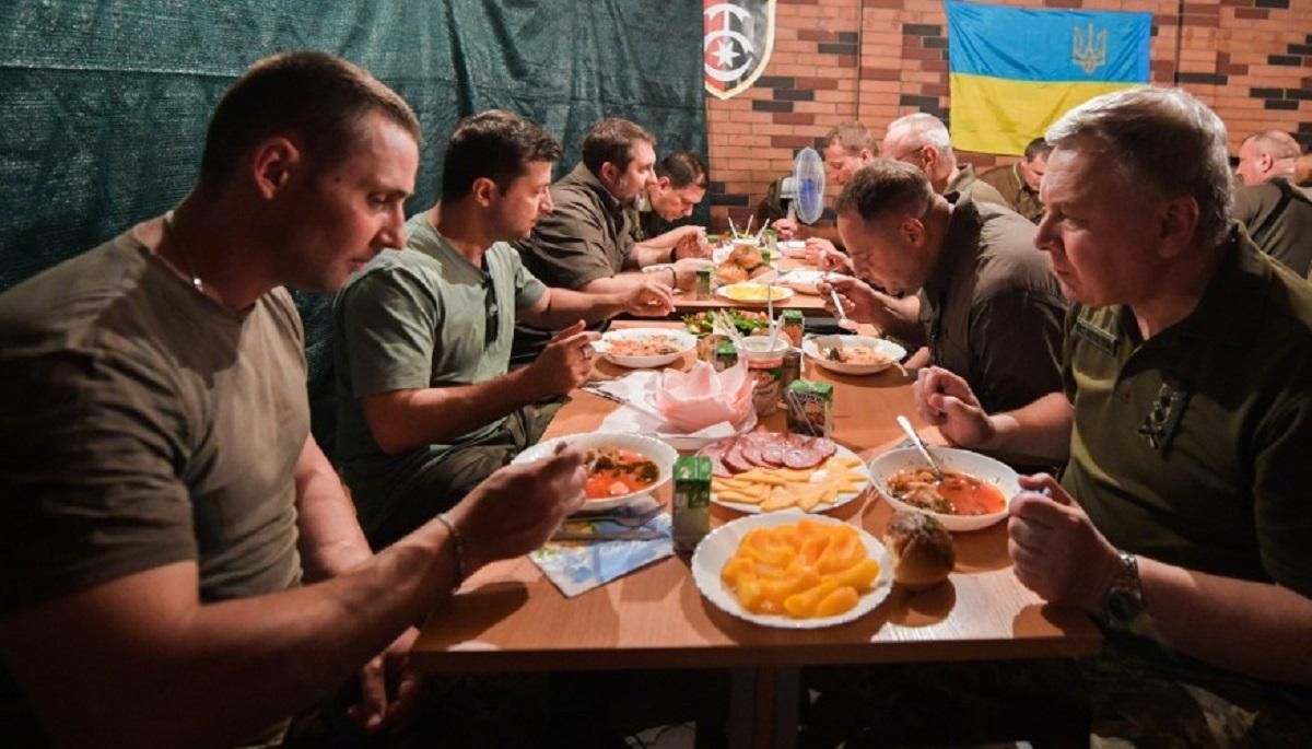 Зеленский: Иногда с военными нужно выпить, так и делаю Зеленский: Иногда с военными нужно выпить, так и делаю