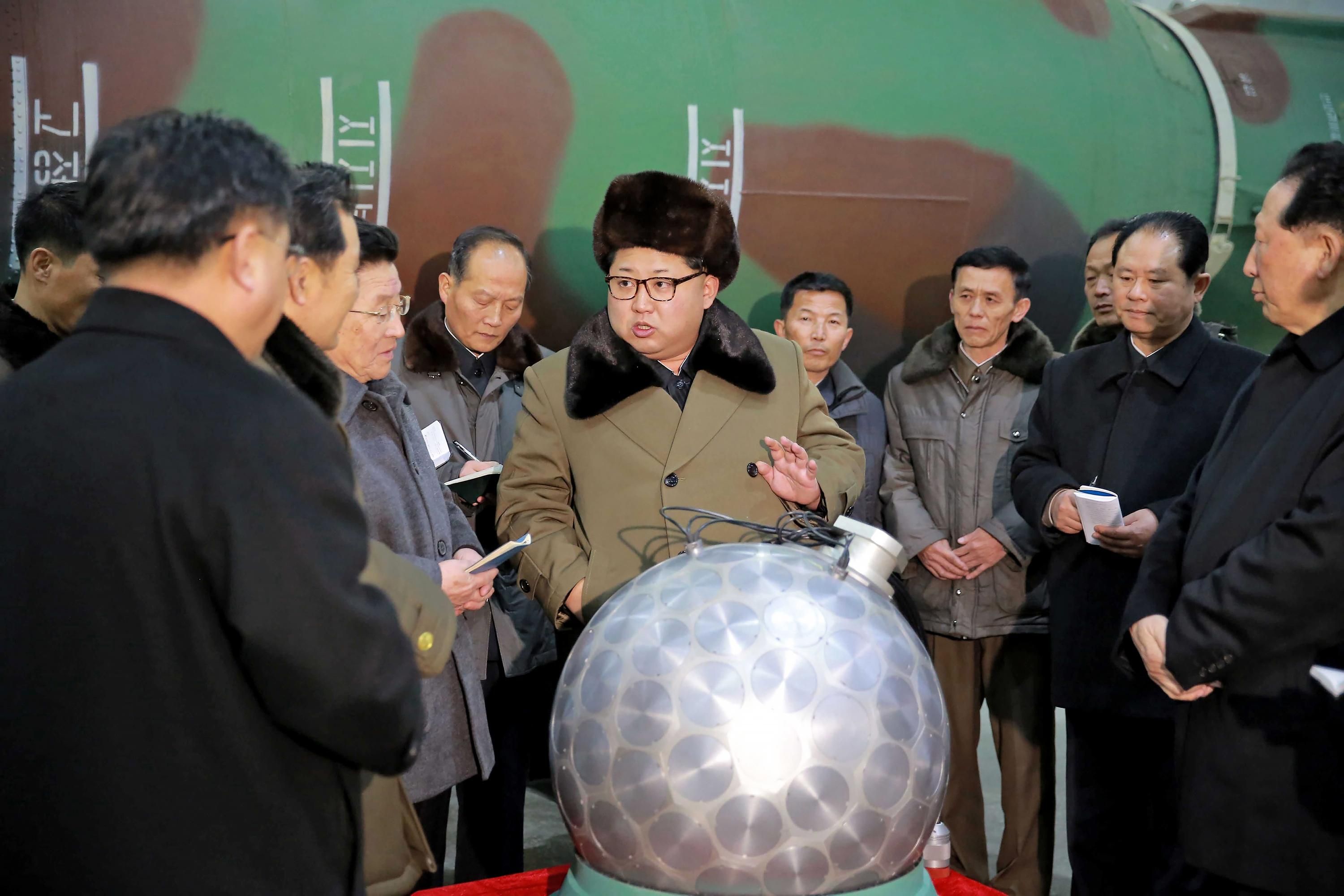 Кім Чен Ин та модель ядерної боєголовки 