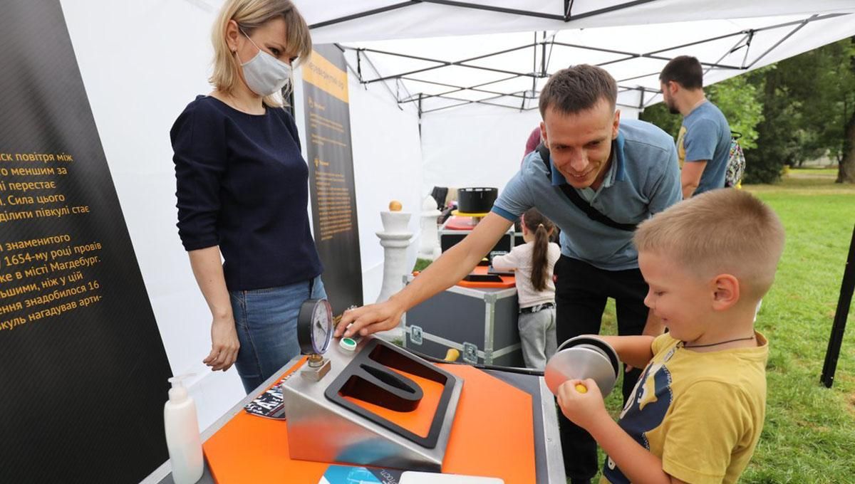 "Наука идет к тебе": странствующую лабораторию для школьников создали во Львове "Наука идет к тебе": странствующую лабораторию для школьников создали во Львове