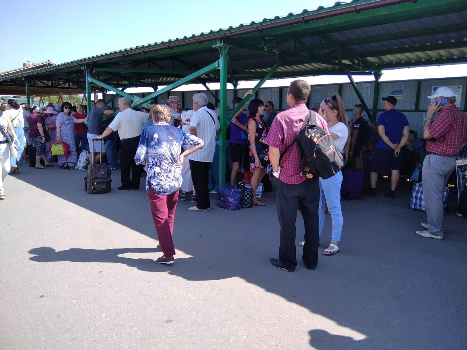 Через збій додатку "Дій вдома" на двох КПВВ на Донбасі утворилися величезні черги Через збій додатку "Дій вдома" на двох КПВВ на Донбасі утворилися величезні черги