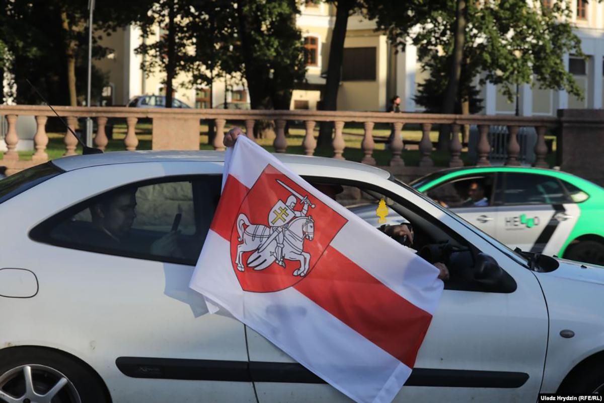 Минск гудит: водители массово включают песню Цоя "Перемен" в поддержку задержанных диджеев-видео Минск гудит: водители массово включают песню Цоя "Перемен" в поддержку задержанных диджеев-видео