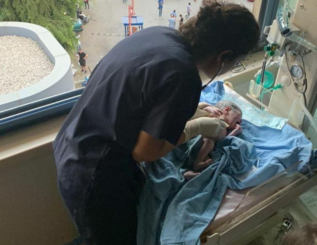 В розбитій лікарні без світла: за мить після вибуху у Бейруті народилося немовля – відео