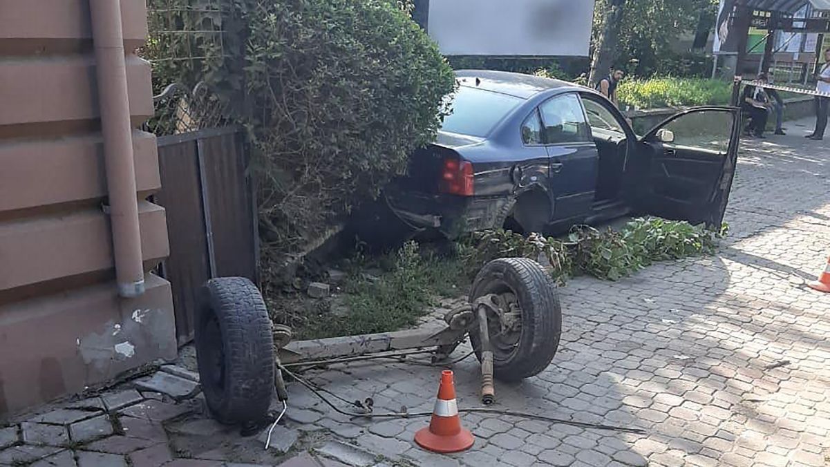 Моторошна ДТП на зупинці майже в середмісті Чернівців: літній жінці відірвало гомілку