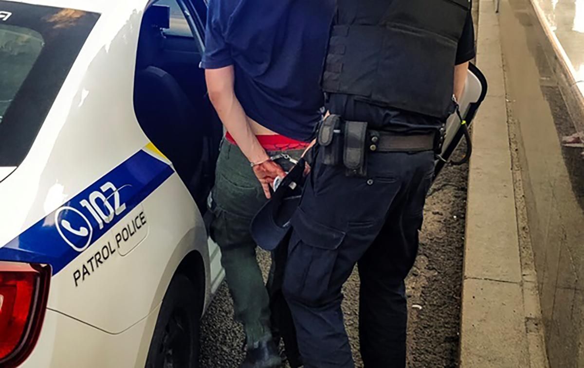 Пьяный водитель покусал и избил полицейских в Одесской области: что ему теперь грозит Пьяный водитель покусал и избил полицейских в Одесской области: что ему теперь грозит