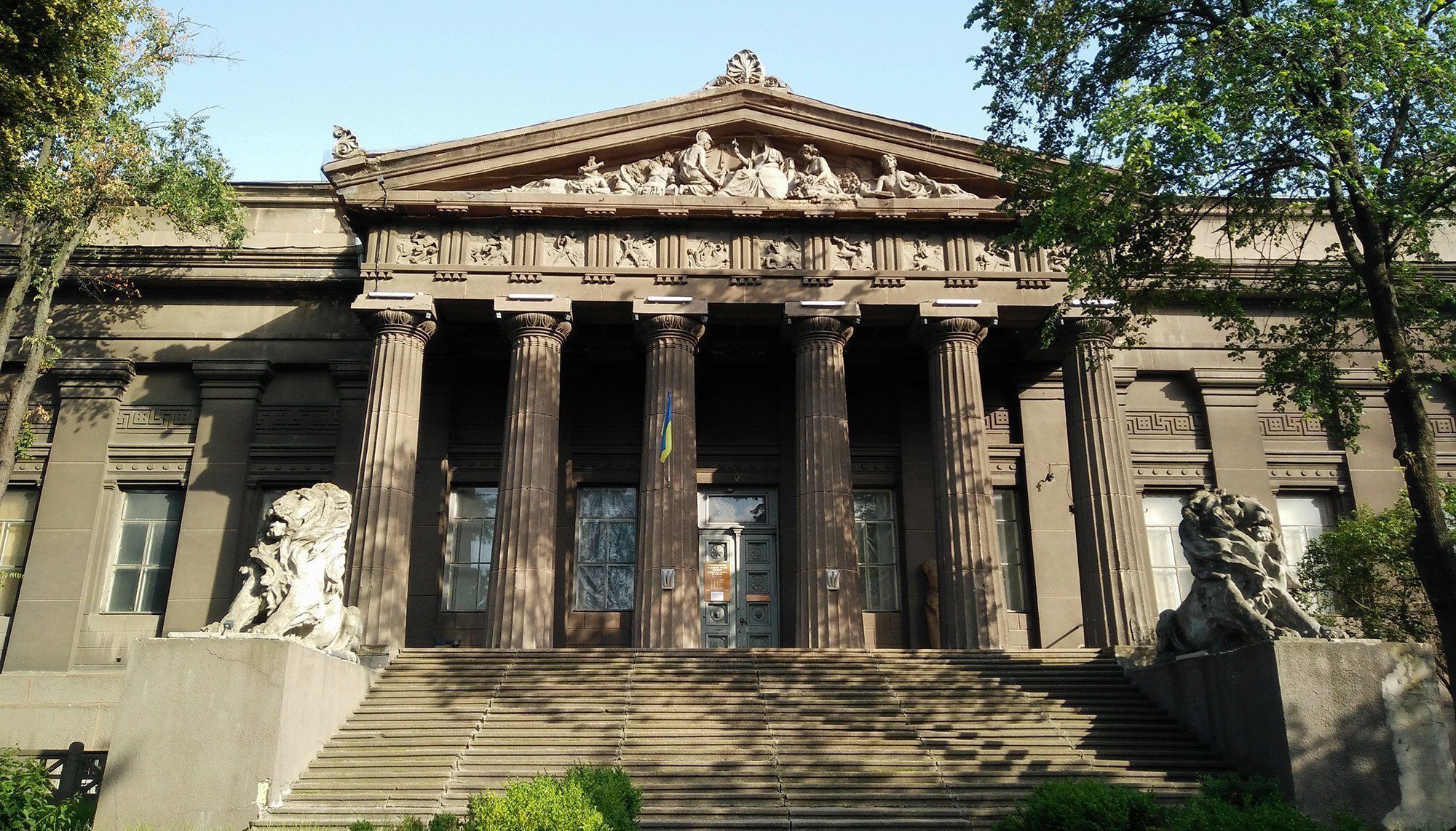 З будівлі Національного художнього музею обвалився портик, заклад закрили: фото З будівлі Національного художнього музею обвалився портик, заклад закрили: фото