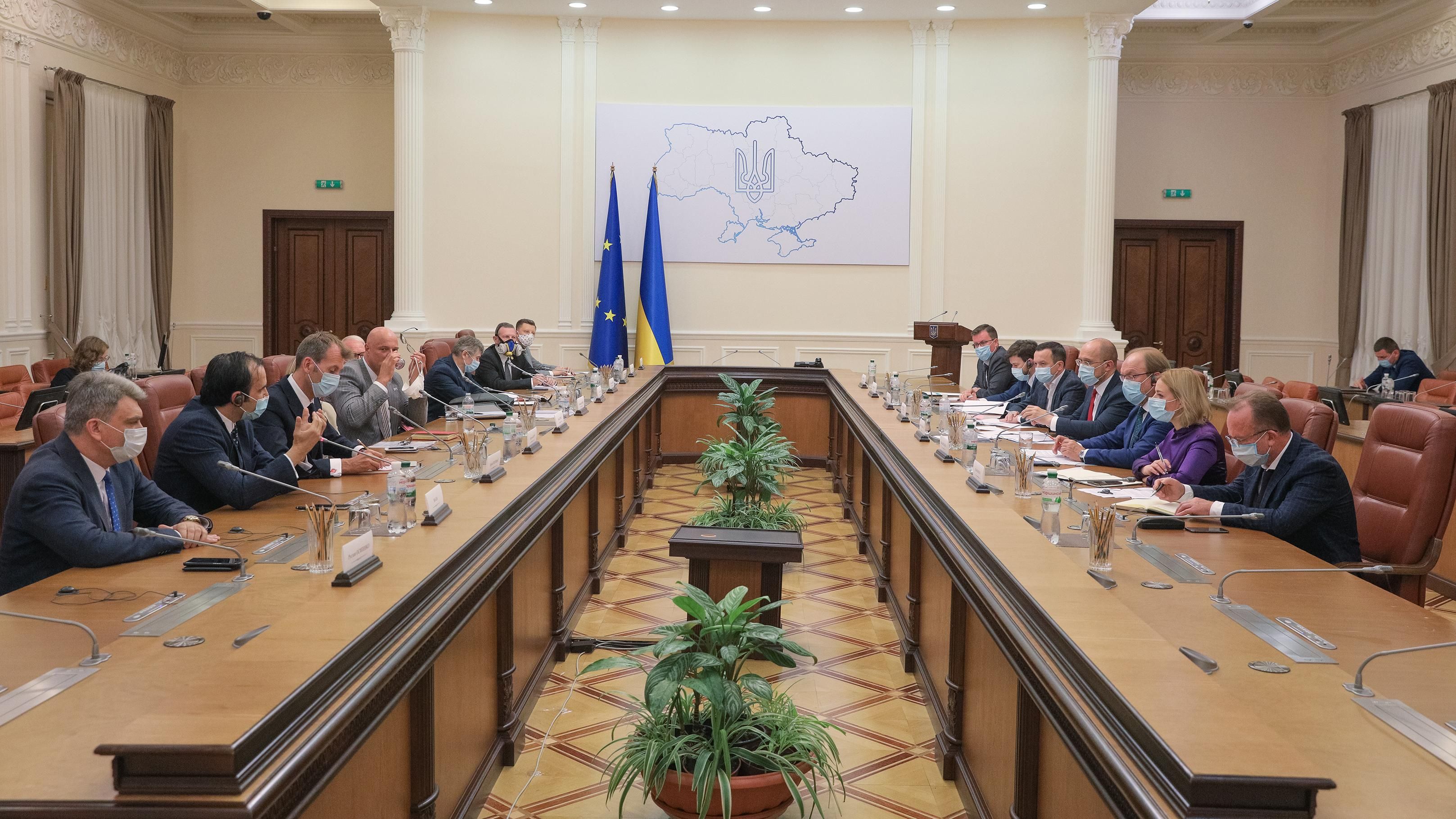 Одни советники и помощники: сколько человек помогают министрам правительства Шмыгаля Одни советники и помощники: сколько человек помогают министрам правительства Шмыгаля