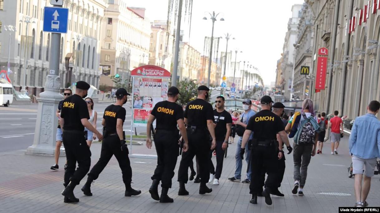 Протести в Мінську: ОМОН почав жорстко затримувати людей посеред вулиці – відео, фото Протести в Мінську: ОМОН почав жорстко затримувати людей посеред вулиці – відео, фото