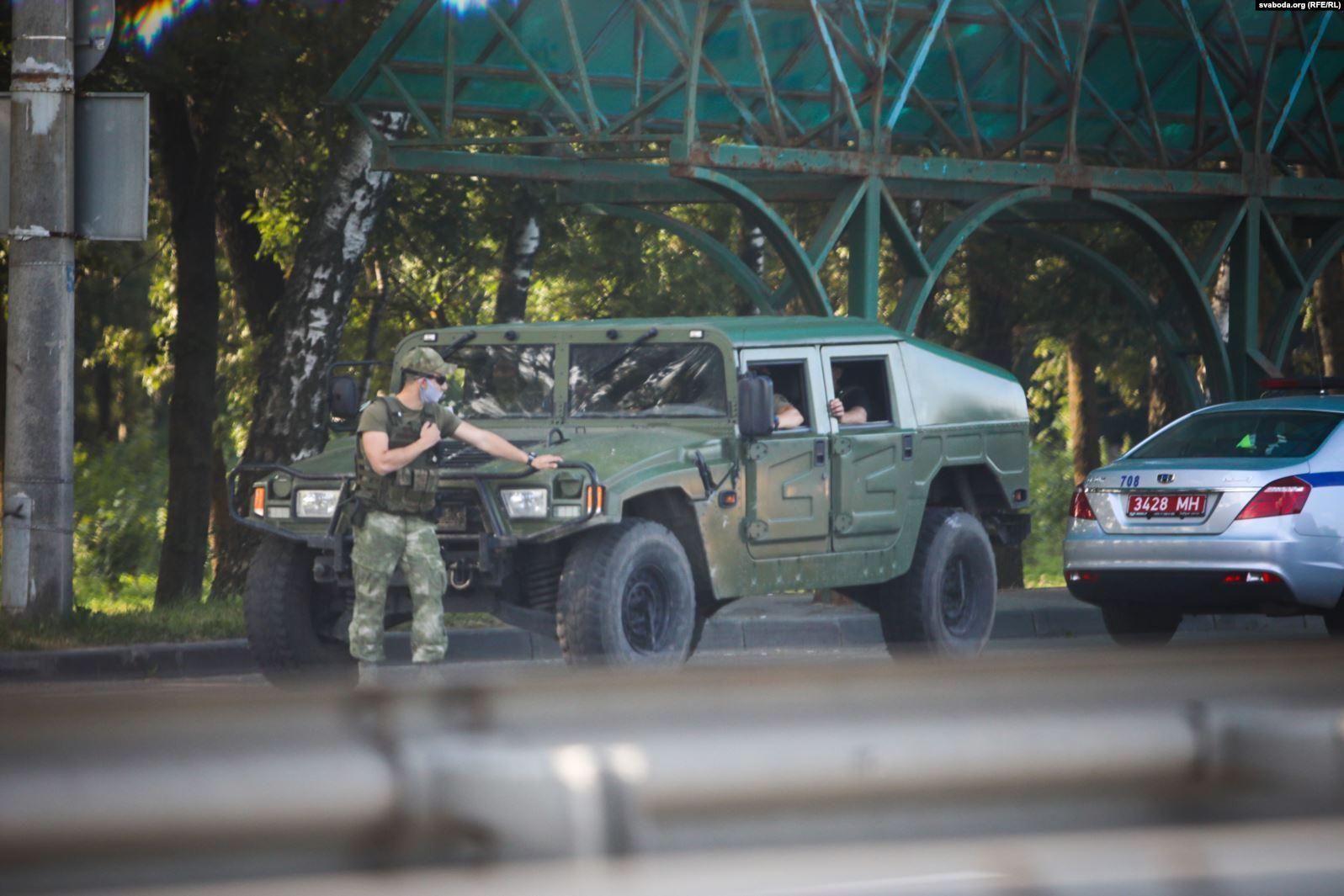 Военная техника в Минске на выборах президента: видео, фото
