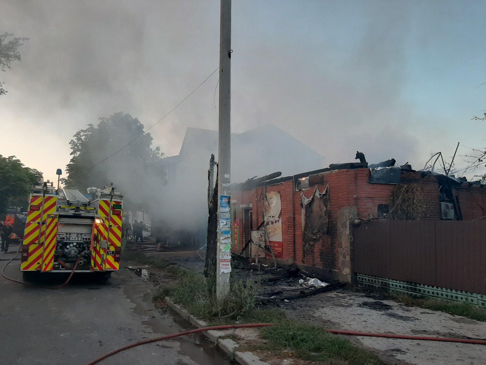 На Житомирщині спалахнула масштабна пожежа, вогонь охопив декілька будівель