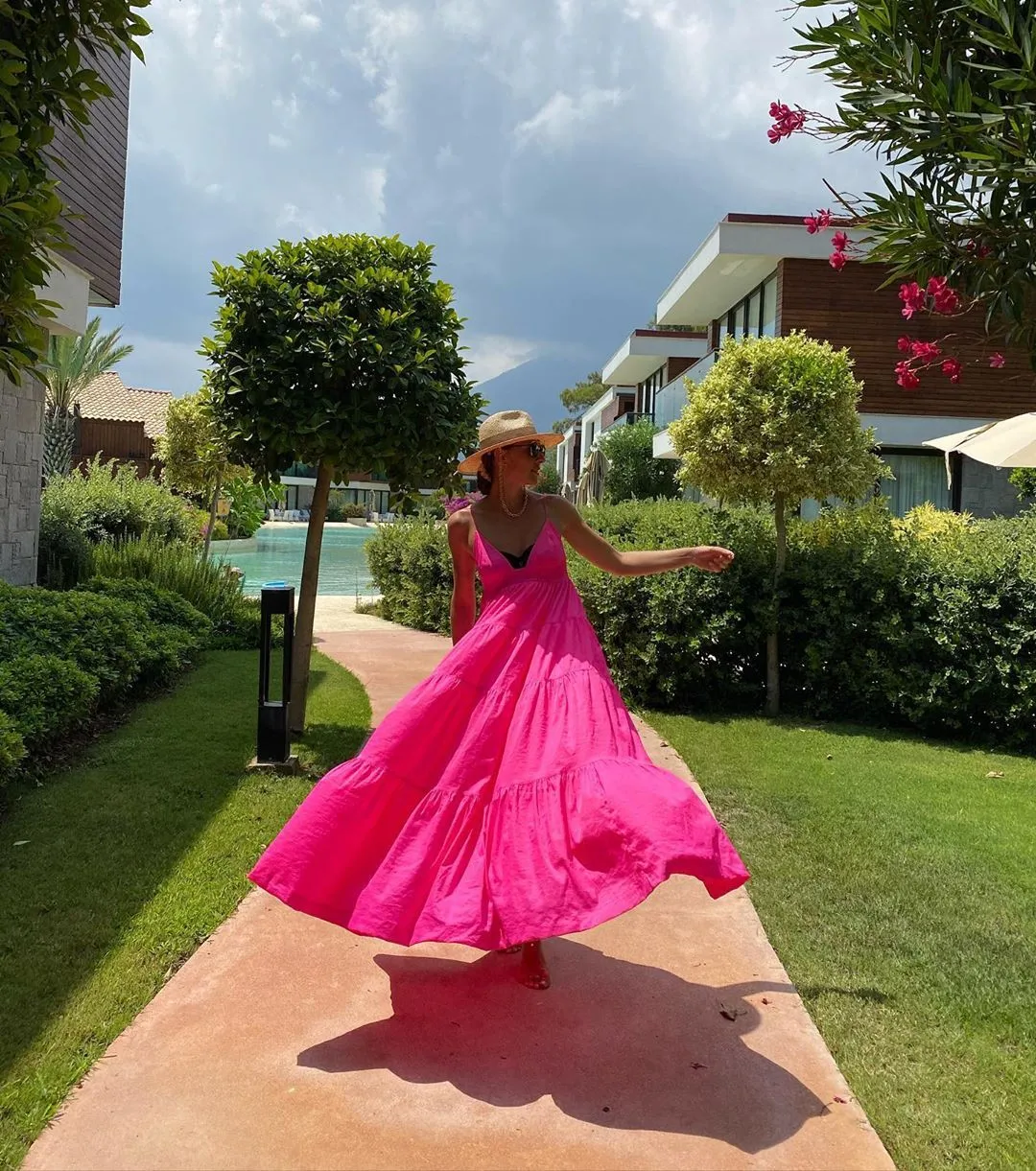 Катя Осадча у рожевій сукні 