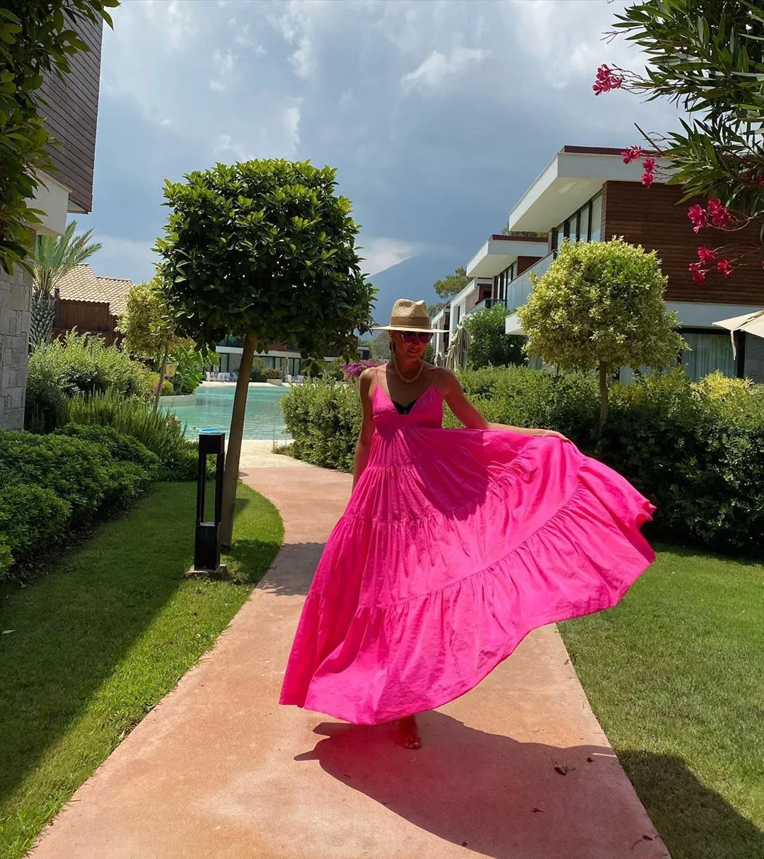 Катя Осадча у рожевій сукні Катя Осадча у рожевій сукні