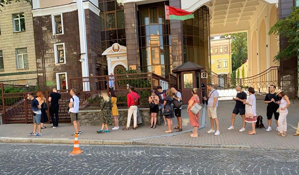 Сколько белорусов смогли проголосовать на избирательном участке в Киеве – видео Сколько белорусов смогли проголосовать на избирательном участке в Киеве – видео