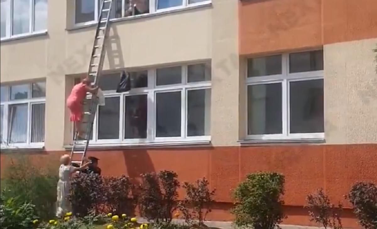 В Беларуси член комиссии через окно спускала документы: видео