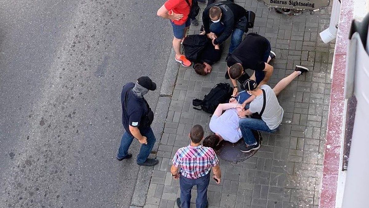 В Беларуси отпустили журналистов канала "Дождь", которых грубо задержали силовики В Беларуси отпустили журналистов канала "Дождь", которых грубо задержали силовики