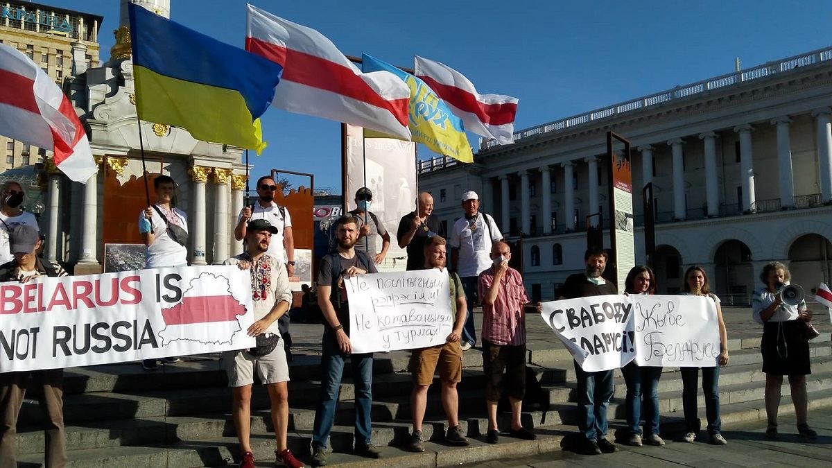 Під посольствами Білорусі в Росії й Україні збираються мітинги: фото й відео