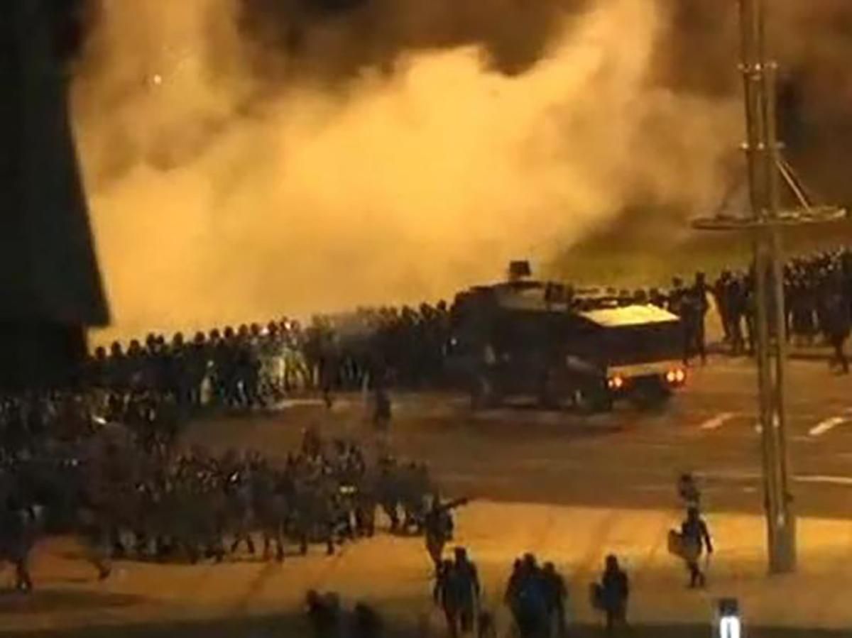 Митинги в Беларуси 2020: видео штурма баррикад ОМОН в Минске