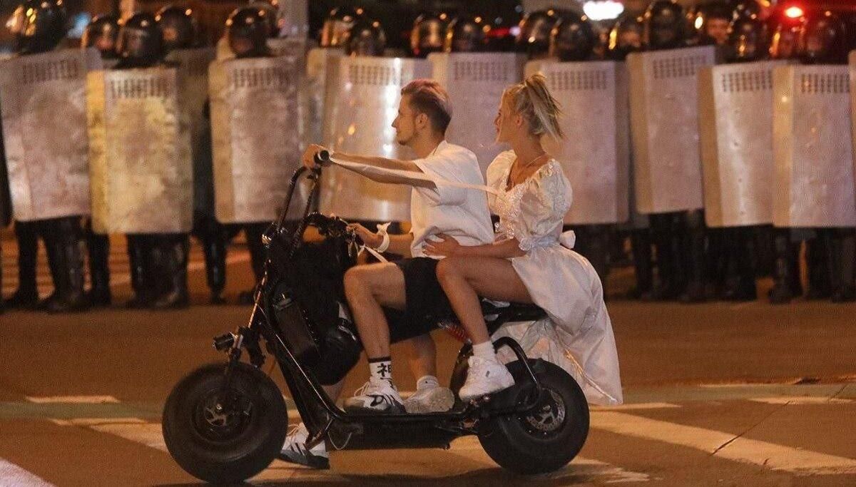 В городах Беларуси ОМОН опускает оружие, протестующие обнимают силовиков: видео В городах Беларуси ОМОН опускает оружие, протестующие обнимают силовиков: видео