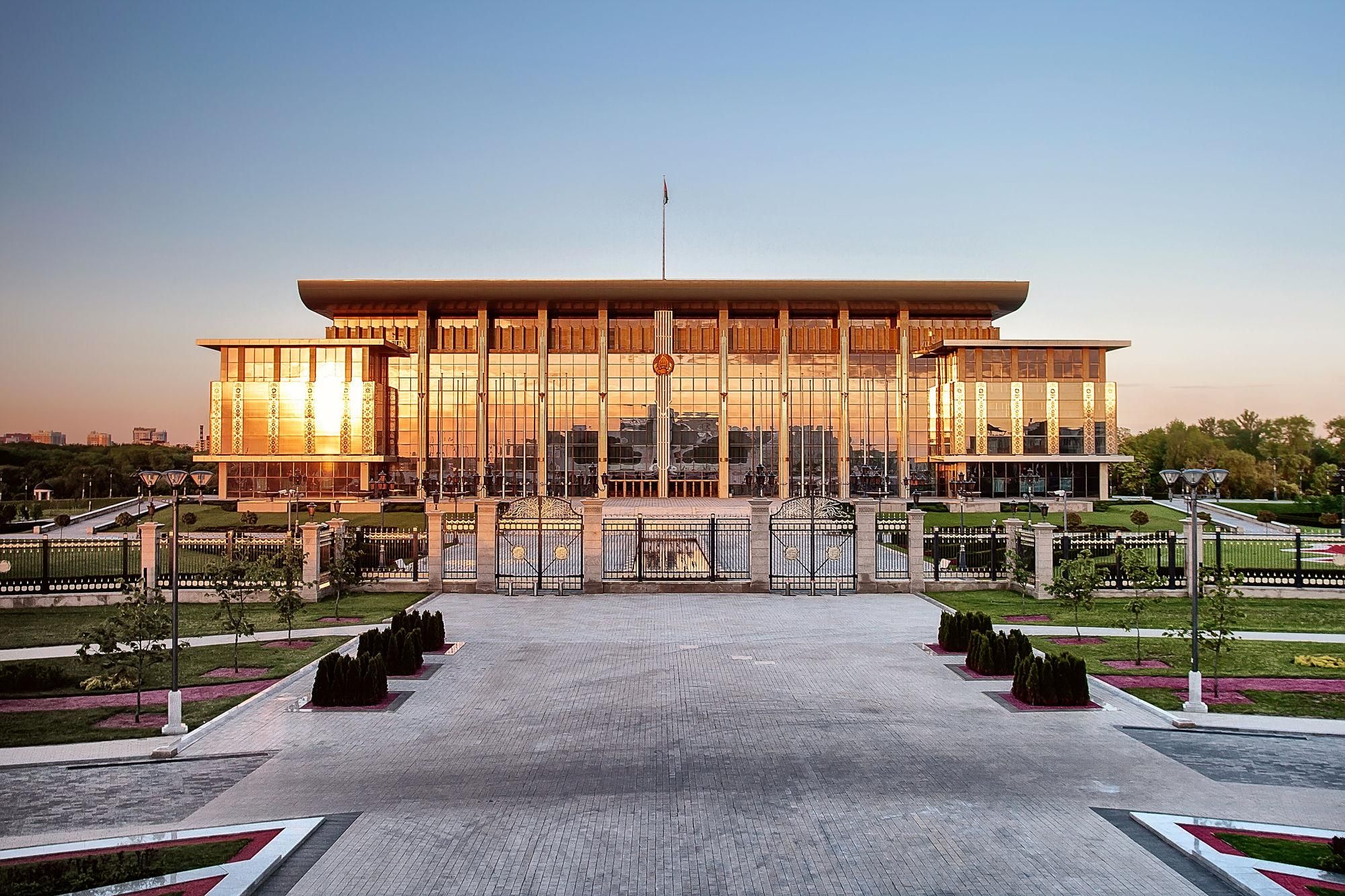 Біля палацу Лукашенка у Білорусі помітили президентський вертоліт: відео Біля палацу Лукашенка у Білорусі помітили президентський вертоліт: відео