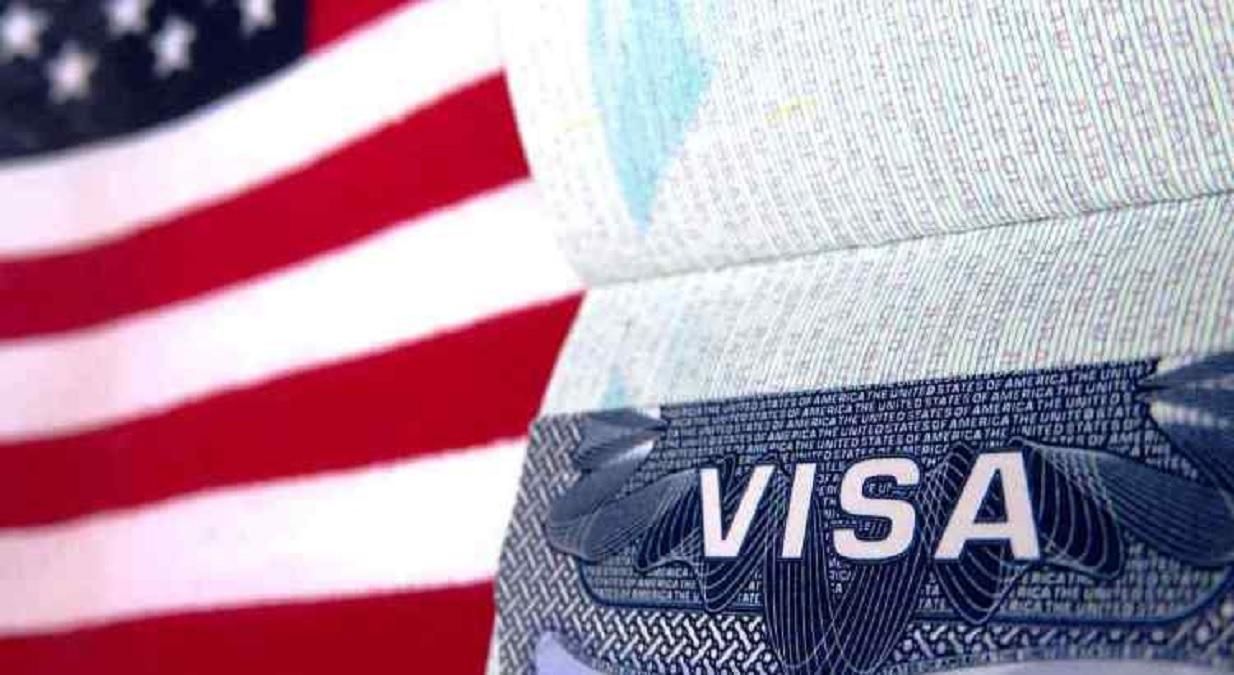 Посольство США снова выдает визы украинцам: каких типов