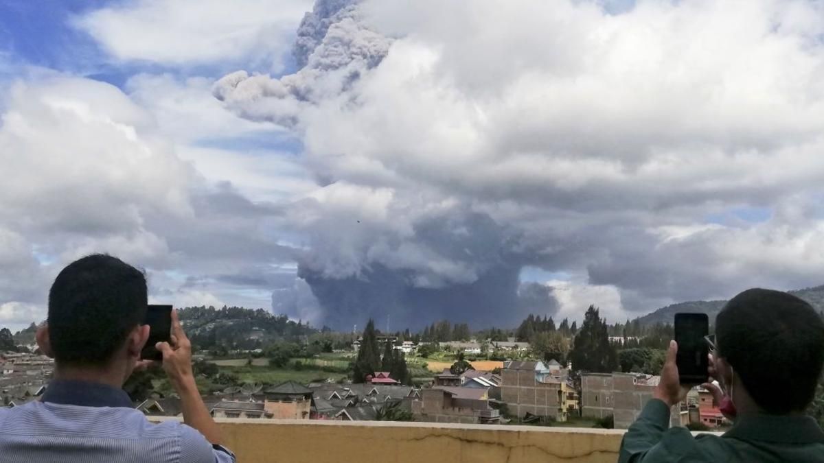 Извержение вулкана Синабунг в Индонезии 2020: видео и фото Извержение вулкана Синабунг в Индонезии 2020: видео и фото