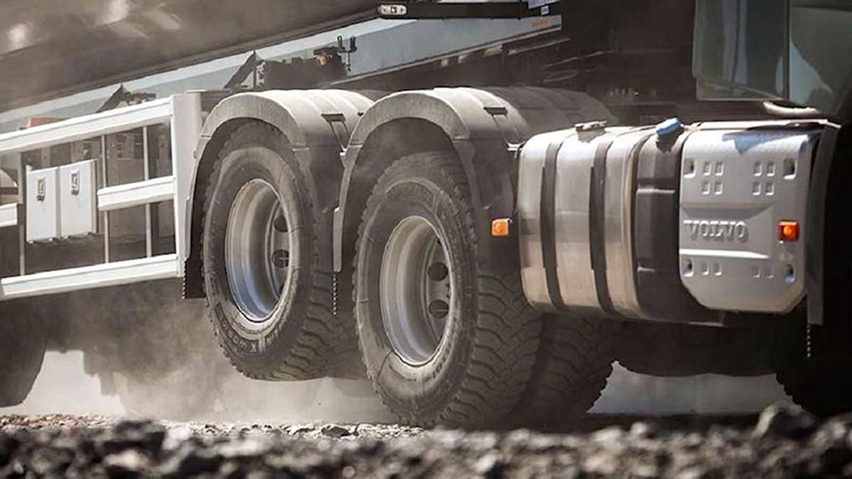 Заборонили в'їзд: біля Києва водій вантажівки наїхав на ногу патрульному - 24 Канал Заборонили в'їзд: біля Києва водій вантажівки наїхав на ногу патрульному - 24 Канал