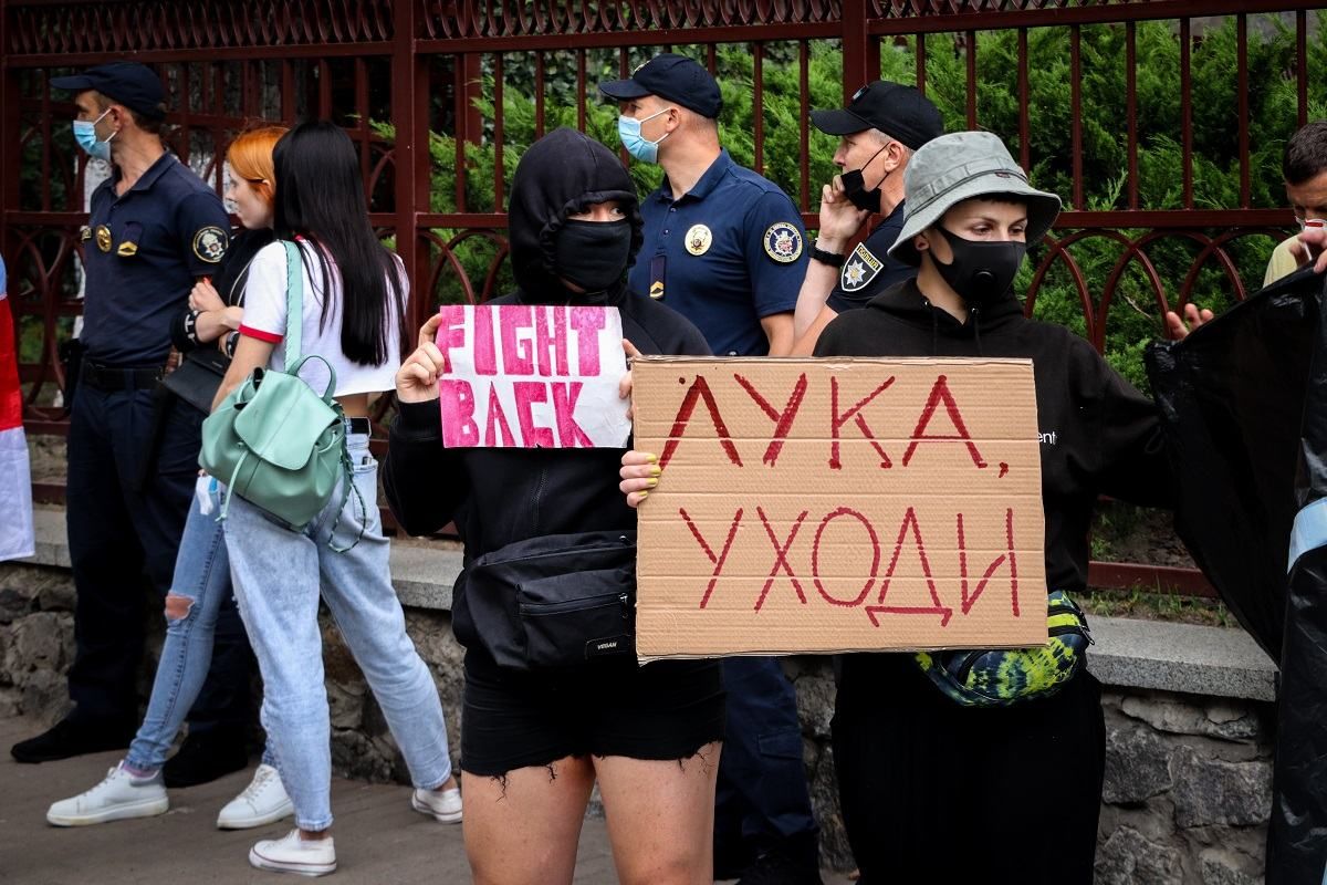 Под Посольством Беларуси в Киеве протесты: есть задержанные - фото, видео