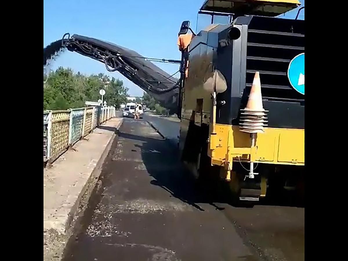 В Запорожской области ремонтники сняли с дороги асфальт и выбросили его в реку