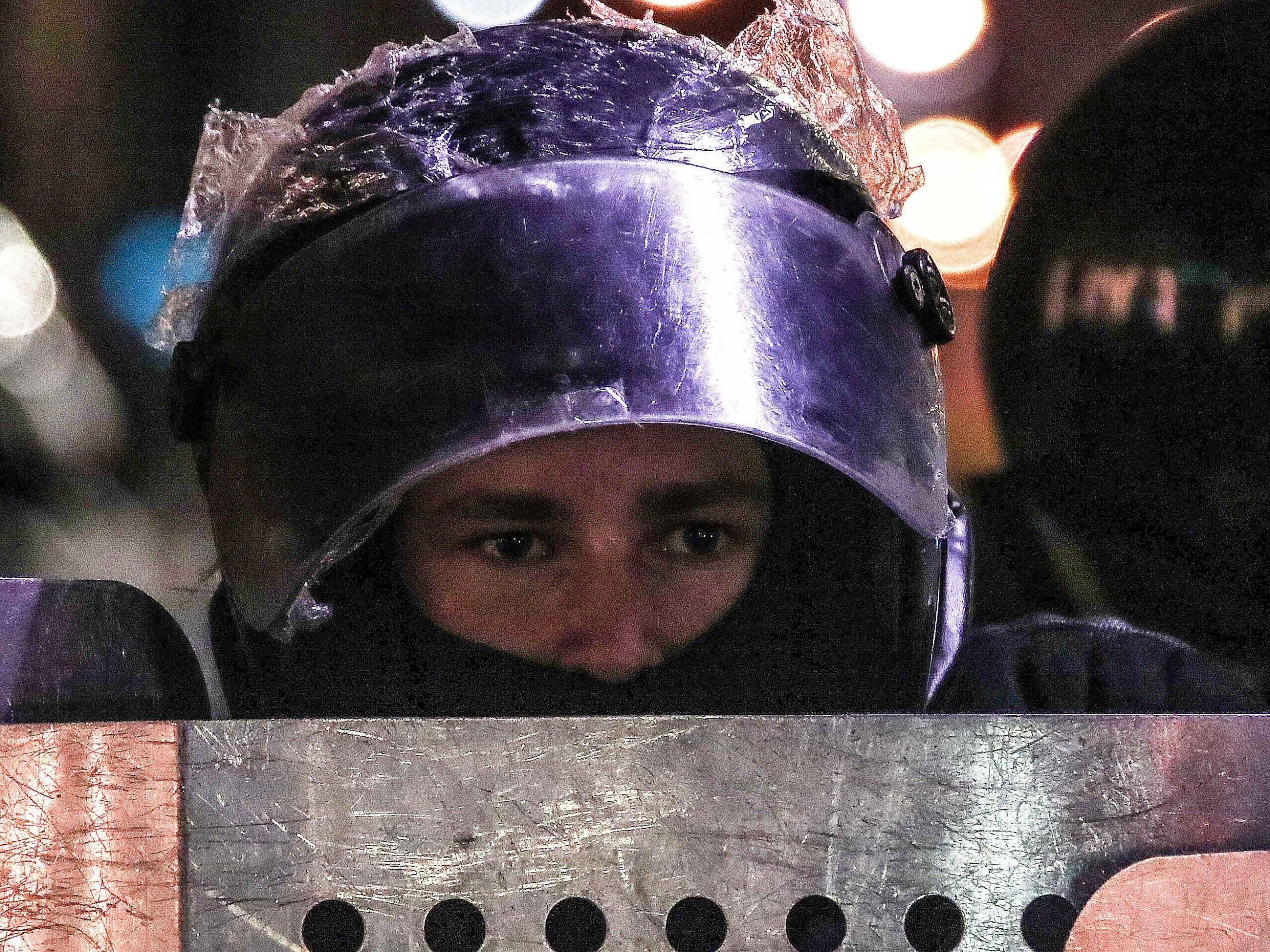 Протестувальник дав копняка під зад ОМОНівцю: курйозне відео Протестувальник дав копняка під зад ОМОНівцю: курйозне відео