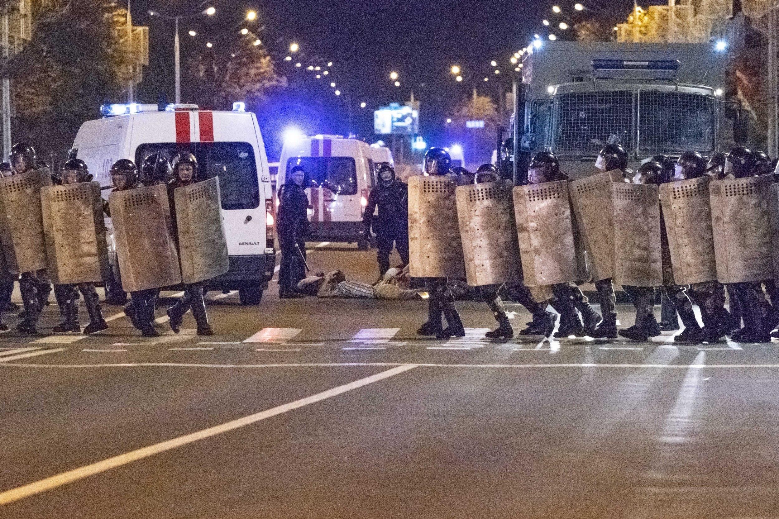 Сутички у Мінську: силовики провели жорстоку зачистку мітингувальників – відео 18+