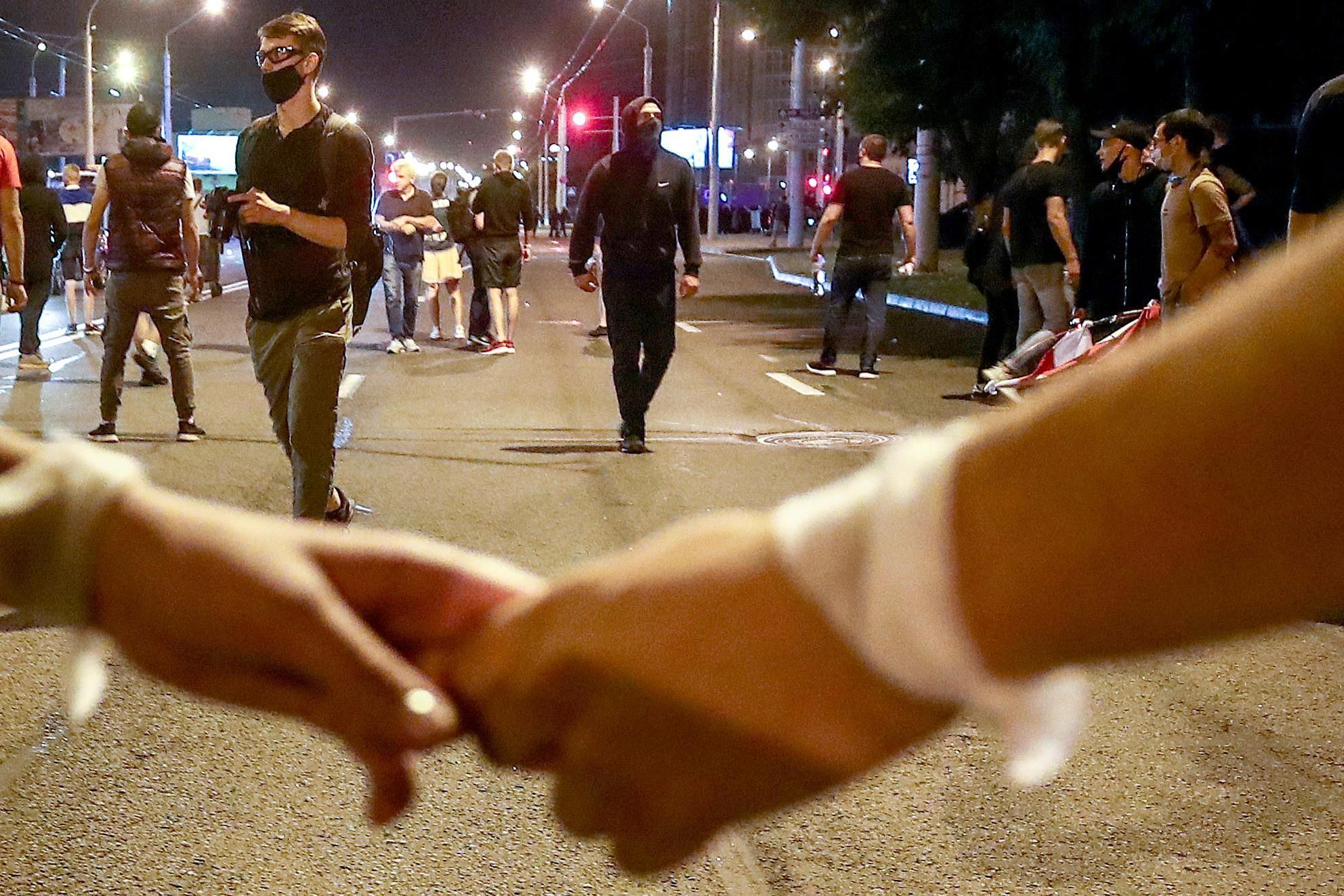 "Бегите, лошки": протестующие в Минске разгоняют ОМОН – видео 18+ "Бегите, лошки": протестующие в Минске разгоняют ОМОН – видео 18+