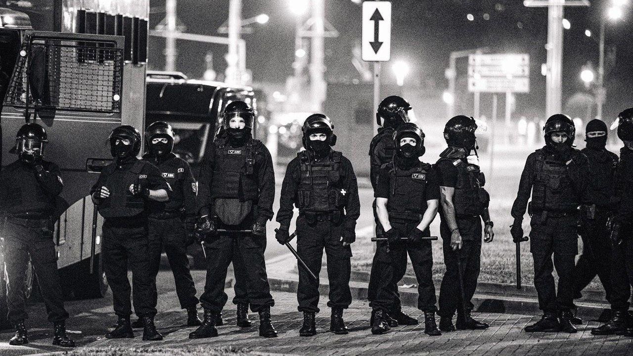 Машины митингующих начали таранить ОМОН на протестах в Беларуси 2020: видео Машины митингующих начали таранить ОМОН на протестах в Беларуси 2020: видео