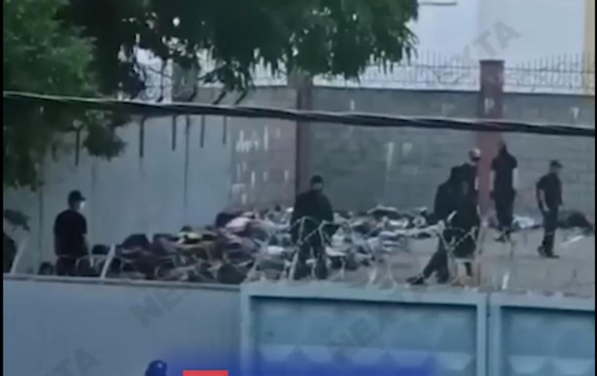 В Минске на территории РУВД задержанных складывают на асфальт бревнами и бьют дубинками – видео В Минске на территории РУВД задержанных складывают на асфальт бревнами и бьют дубинками – видео