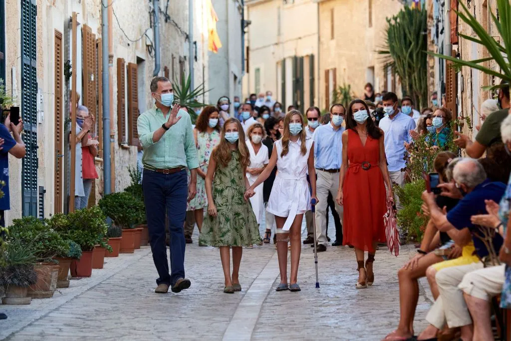 Король та королева Іспанії з доньками Король та королева Іспанії з доньками