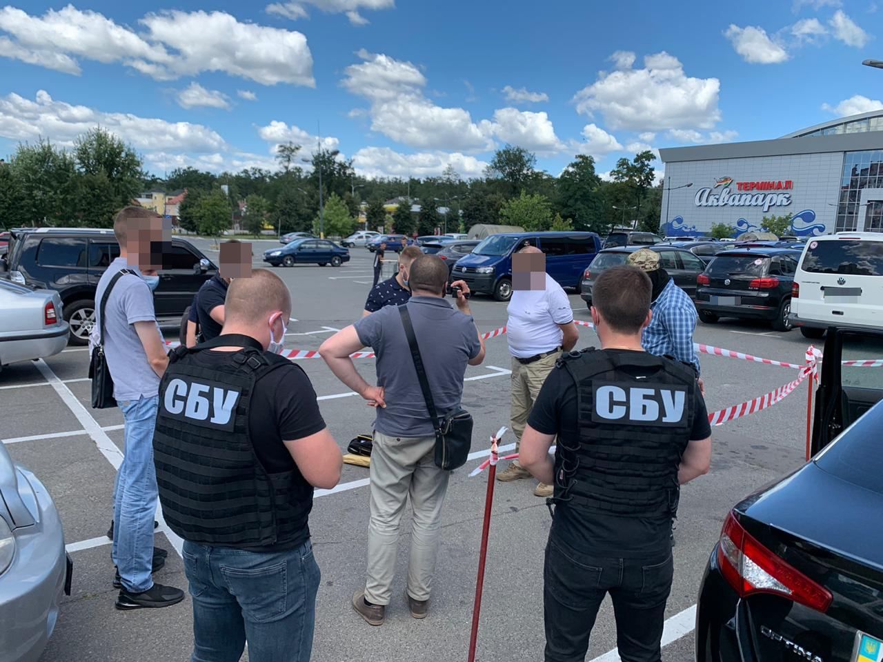 Цукерки з держтаємницею: офіцер СБУ передавав секретну інформацію у солодощах – фото
Цукерки з держтаємницею: офіцер СБУ передавав секретну інформацію у солодощах – фото